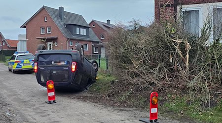 Die Verfolgungsfahrt endete abrupt. / Foto: -/Nord-West-Media TV/dpa