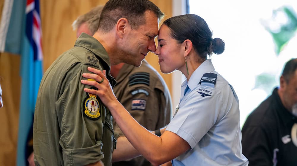 Oberst Knoll wird mit dem Hongi-Gruß der Maori in Empfang genommen. (Handout) / Foto: Naomi James/New Zealand Defence Force/dpa