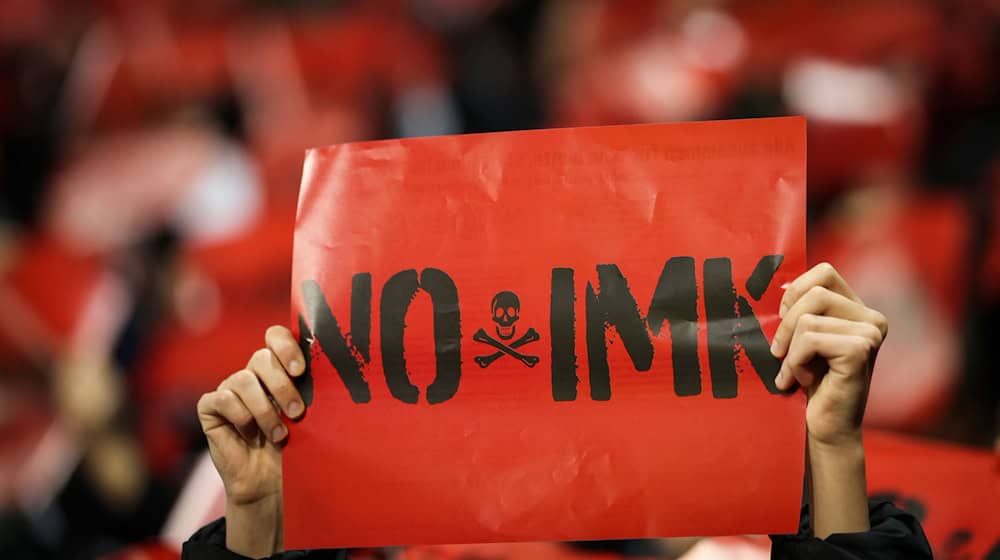 Seit Wochen protestieren Fußball-Fans gegen drohende Einschränkungen. / Foto: Christian Charisius/dpa