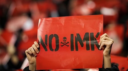 Seit Wochen protestieren Fußball-Fans gegen drohende Einschränkungen. / Foto: Christian Charisius/dpa