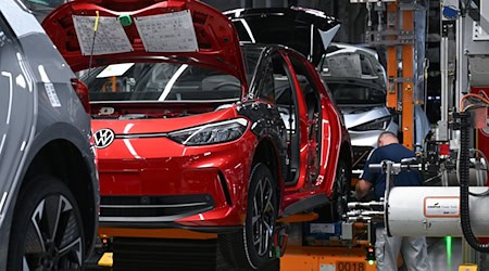 Der ID.3 und der Cupra Born werden im Volkswagen-Werk in Zwickau montiert (Archivbild) / Foto: Hendrik Schmidt/dpa