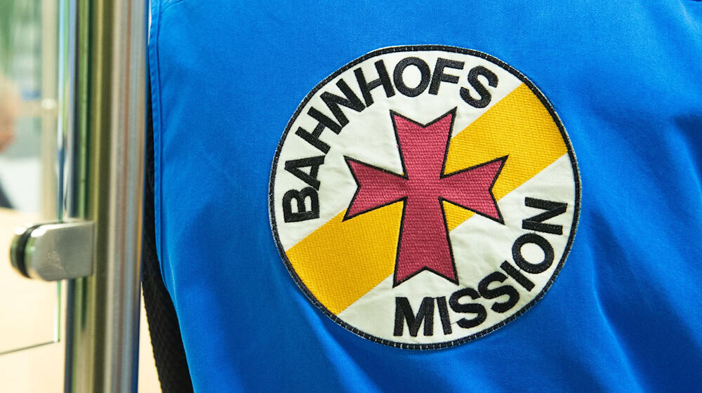 Die Helfer der Bahnhofsmissionen unterstützen bei Reisen und helfen bei Notlagen. (Symbolbild) / Foto: Sarah Knorr/dpa