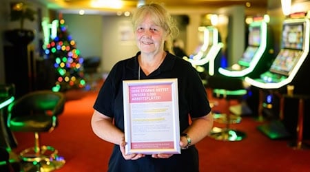 Martina Roos arbeitet seit zwei Jahren in einer Admiral-Spielhalle in Hannover. Eine auslaufende Frist im Spielhallengesetz bereitet ihr Sorgen. / Foto: Julian Stratenschulte/dpa