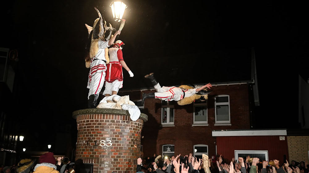Es ist ein Brauch, bei dem junge Männer im Mittelpunkt stehen - die Ursprünge des Klaasohm-Festes liegen im Dunkeln. (Archivbild) / Foto: Lars Penning/dpa