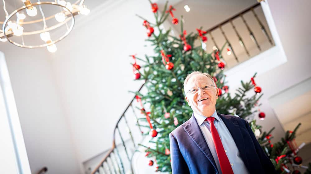 Vor drei Jahren verbrachte Weil die Vorweihnachtszeit noch in der niedersächsischen Staatskanzlei. (Archivbild) / Foto: Moritz Frankenberg/dpa