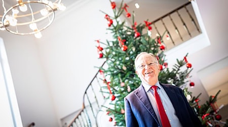 Vor drei Jahren verbrachte Weil die Vorweihnachtszeit noch in der niedersächsischen Staatskanzlei. (Archivbild) / Foto: Moritz Frankenberg/dpa