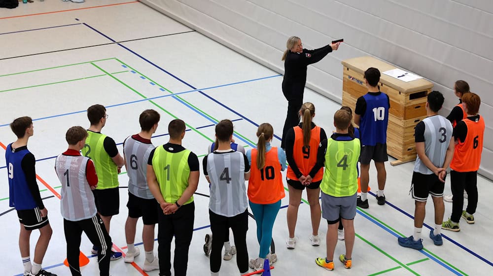 Die Übung an der Waffenattrappe soll sicherstellen, dass jede und jeder mit dem Finger an den Abzug heranreicht. / Foto: Stefan Rampfel/dpa