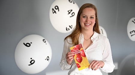 Hannah Strobel von Lotto Niedersachsen zeigt eine Broschüre für Lottogewinner. / Foto: Shireen Broszies/dpa