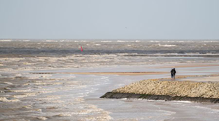 Wissenschaftler gehen davon aus, dass der Meeresspiegel in der Nordsee bis 2100 zwischen 30 und 120 Zentimeter steigen wird. (Archivbild) / Foto: Mohssen Assanimoghaddam/dpa