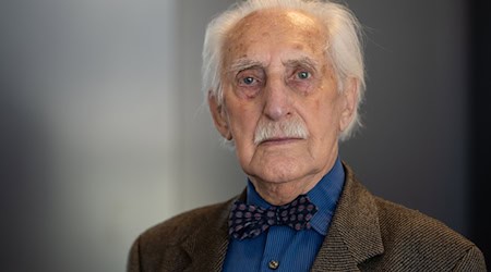 Der Holocaust-Überlebende Leon Weintraub äußert sich auch im hohen Alter zu politischen Ereignissen. (Archivbild) / Foto: Swen Pförtner/dpa