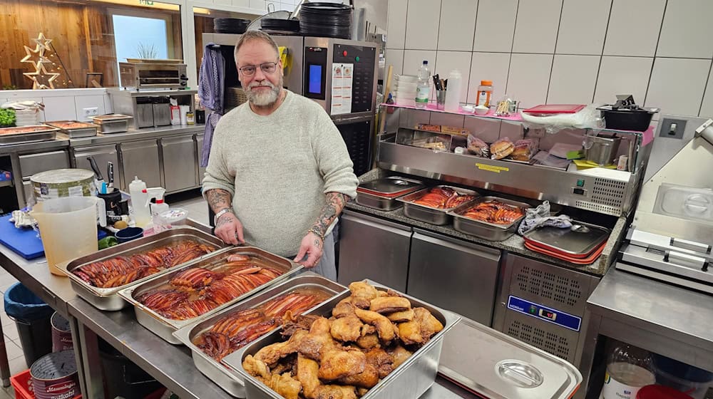 «Essen ist Lebensfreude»: Das sagt der Koch Gianluca Calabrese aus Salzgitter zu seiner Aktion «Rollender Weihnachtsbraten».  / Foto: Fernando Martinez/dpa