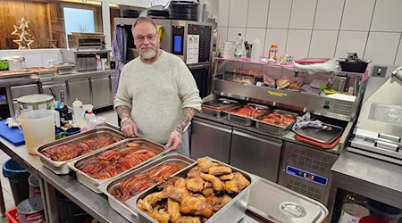 «Essen ist Lebensfreude»: Das sagt der Koch Gianluca Calabrese aus Salzgitter zu seiner Aktion «Rollender Weihnachtsbraten».  / Foto: Fernando Martinez/dpa