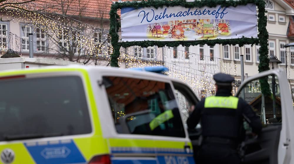  Nach der Räumung des Weihnachtsmarkts sucht die Polizei nach einem Verdächtigen.  / Foto: Swen Pförtner/dpa