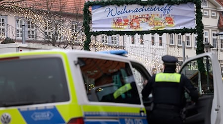  Nach der Räumung des Weihnachtsmarkts sucht die Polizei nach einem Verdächtigen.  / Foto: Swen Pförtner/dpa