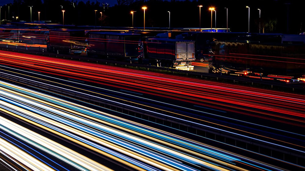 Die Fahrerinnen und Fahrer bekamen unter anderem Süßigkeiten. (Symbolbild) / Foto: Moritz Frankenberg/dpa