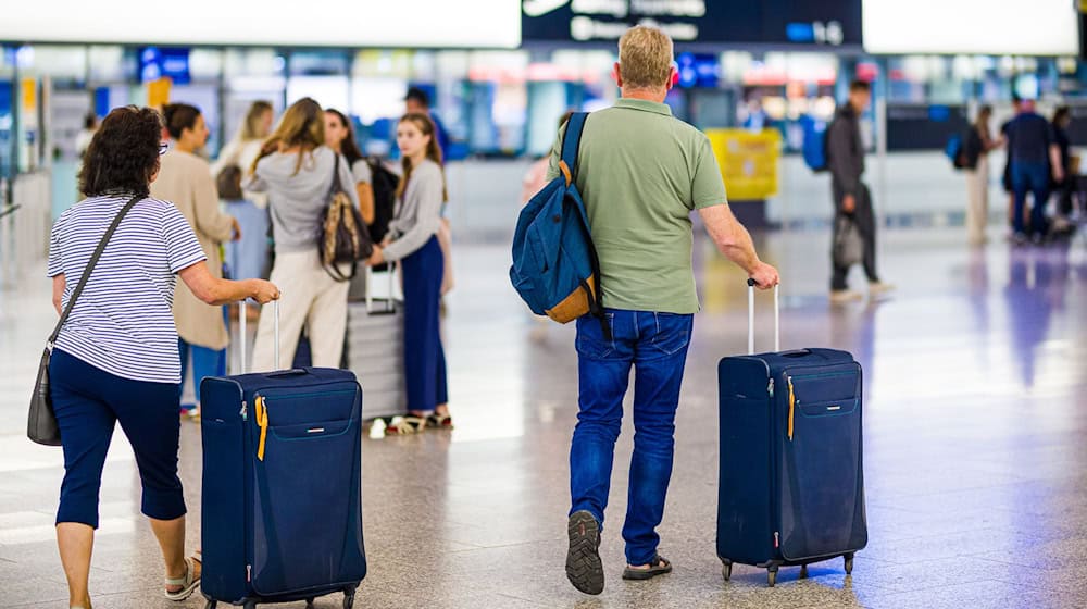 Zeit für die Urlaubsplanung: Menschen aus dem Nordwesten können ab sofort ihre Flüge ab Bremen buchen. (Archivbild) / Foto: Moritz Frankenberg/dpa