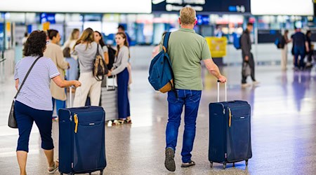 Zeit für die Urlaubsplanung: Menschen aus dem Nordwesten können ab sofort ihre Flüge ab Bremen buchen. (Archivbild) / Foto: Moritz Frankenberg/dpa