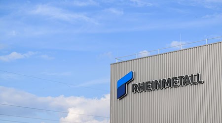 Ganz da oben könnten sie sein: Weltraum-Satelliten, auf die Rheinmetall Zugriff hat und deren Aufnahmen die Firma verkauft. (Archivbild) / Foto: Julian Stratenschulte/dpa