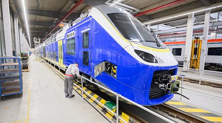 Die Lieferung der neuen Züge verzögert sich. (Archivbild) / Foto: Julian Stratenschulte/dpa