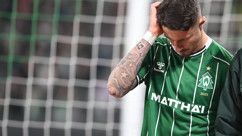 Werder-Kapitän Marco Friedl hat sich gegen Stuttgart zum Glück nicht schwerer verletzt. / Foto: Carmen Jaspersen/dpa