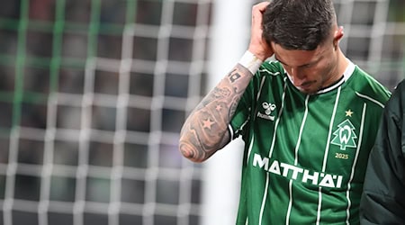 Werder-Kapitän Marco Friedl hat sich gegen Stuttgart zum Glück nicht schwerer verletzt. / Foto: Carmen Jaspersen/dpa