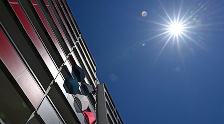 In den vergangenen zwölf Monaten brauchten Menschen eher Sonnen- als Regenschirme. (Symbolbild)  / Foto: Martin Schutt/dpa