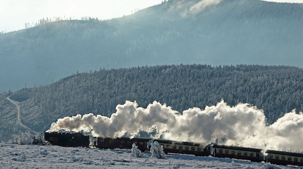  Winterlich zeigt sich der Brocken am ersten Weihnachtstag. / Foto: Matthias Bein/dpa