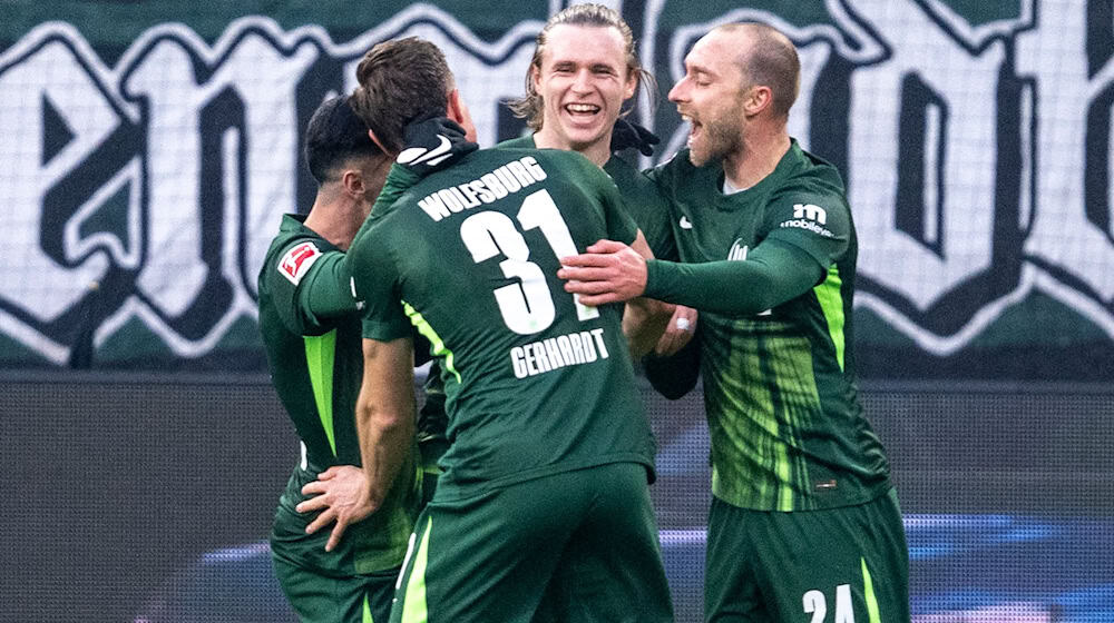 Doppeltorschütze für Wolfsburg: Offensivmann Patrick Wimmer (M.). / Foto: David Inderlied/dpa