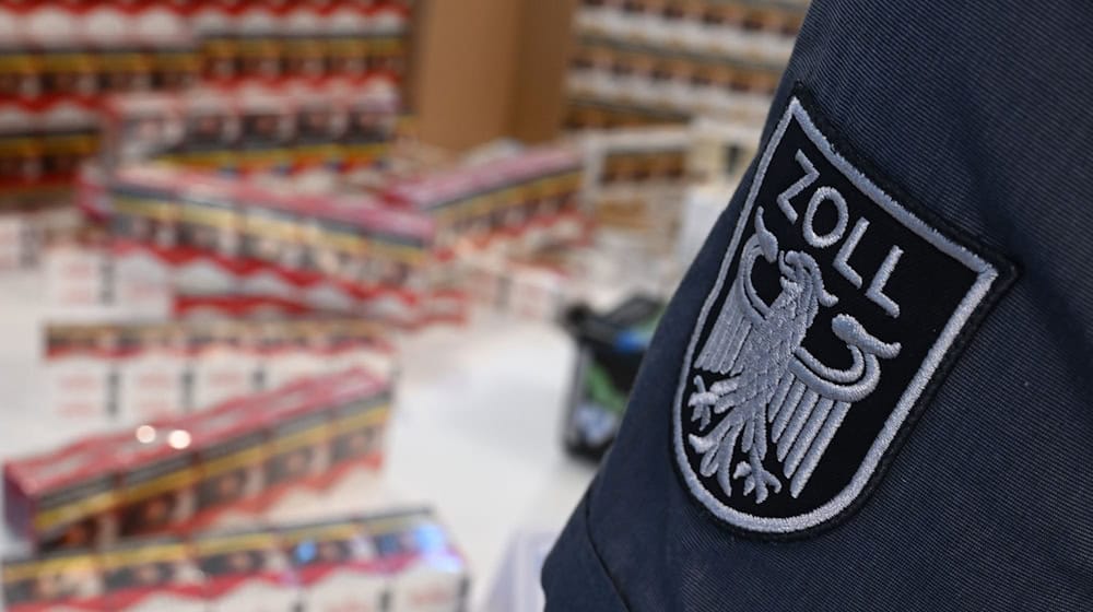 In Munster stellt der Zoll massenhaft unversteuerte Zigaretten sicher.  / Foto: Arne Dedert/dpa