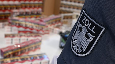 In Munster stellt der Zoll massenhaft unversteuerte Zigaretten sicher.  / Foto: Arne Dedert/dpa