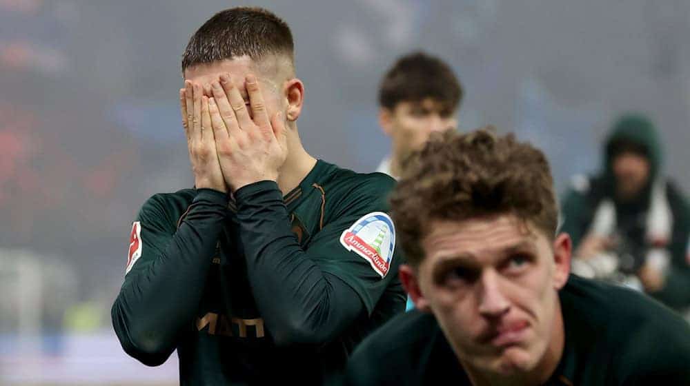 Enttäuschung: Romano Schmid und Jens Stage (r) von Werder Bremen nach der Derby-Niederlage beim Hamburger SV. / Foto: Christian Charisius/dpa
