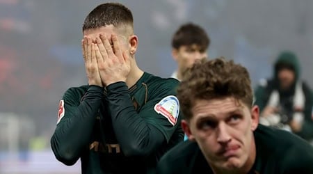 Enttäuschung: Romano Schmid und Jens Stage (r) von Werder Bremen nach der Derby-Niederlage beim Hamburger SV. / Foto: Christian Charisius/dpa