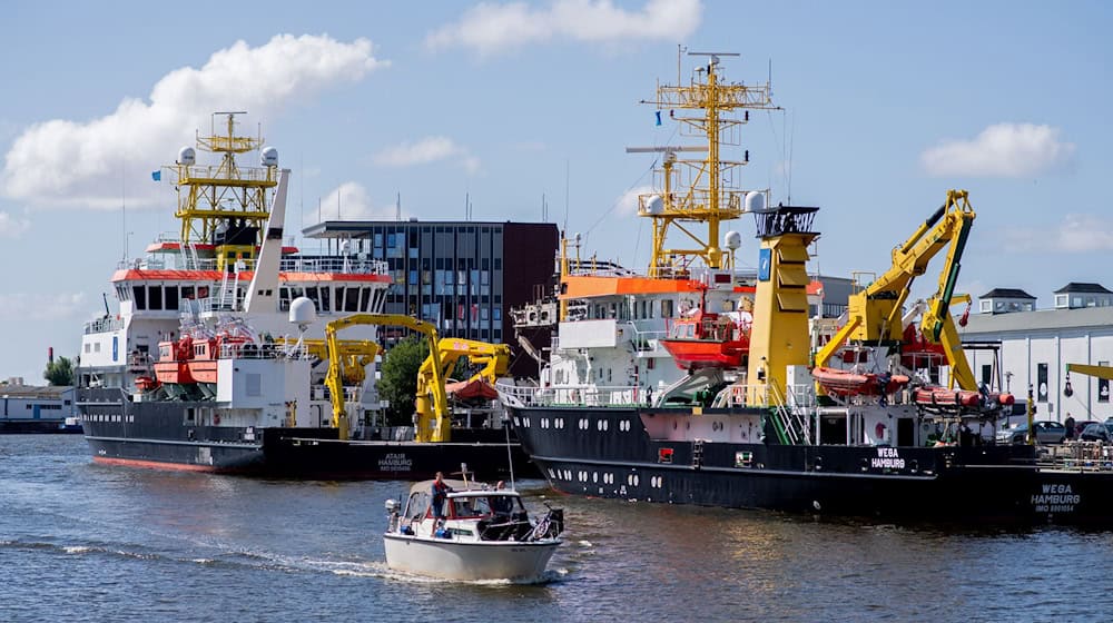 Das Mehrzweckschiff «Wega» (r) des Bundesamtes für Seeschifffahrt und Hydrographie (BSH) soll durch einen Neubau ersetzt werden. / Foto: Hauke-Christian Dittrich/dpa