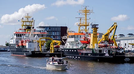 Das Mehrzweckschiff «Wega» (r) des Bundesamtes für Seeschifffahrt und Hydrographie (BSH) soll durch einen Neubau ersetzt werden. / Foto: Hauke-Christian Dittrich/dpa