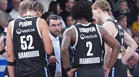 Hamburgs Basketballer und ihr Trainer Benka Barloschky. (Archivbild) / Foto: Marcus Brandt/dpa