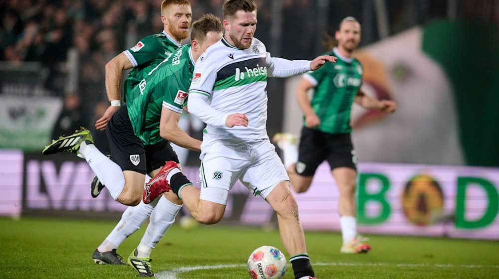 Torjäger Benjamin Källman brachte Hannover in Münster in Führung. / Foto: Bernd Thissen/dpa