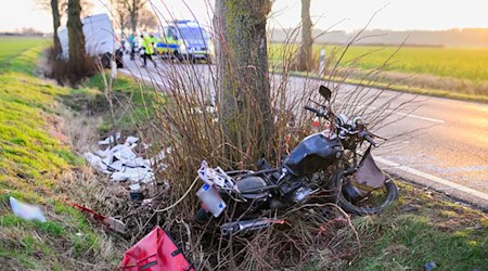 Der 57 Jahre alte Fahrer des Leichtkraftrades starb kurz nach dem Unfall.  / Foto: Julian Stratenschulte/dpa