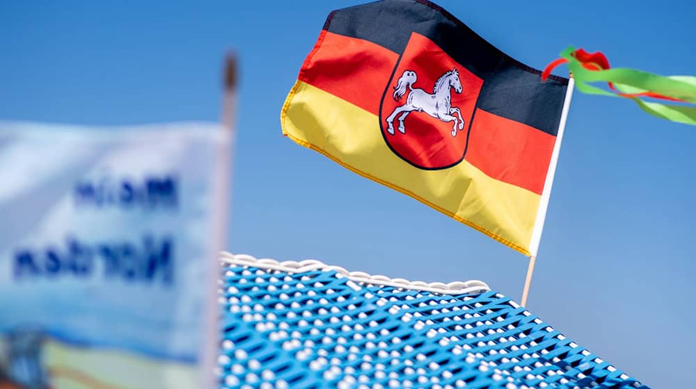 Eine Flagge dem Wappen von Niedersachsen weht auf einem Strandkorb auf Borkum. (Symbolbild) / Foto: Hauke-Christian Dittrich/dpa