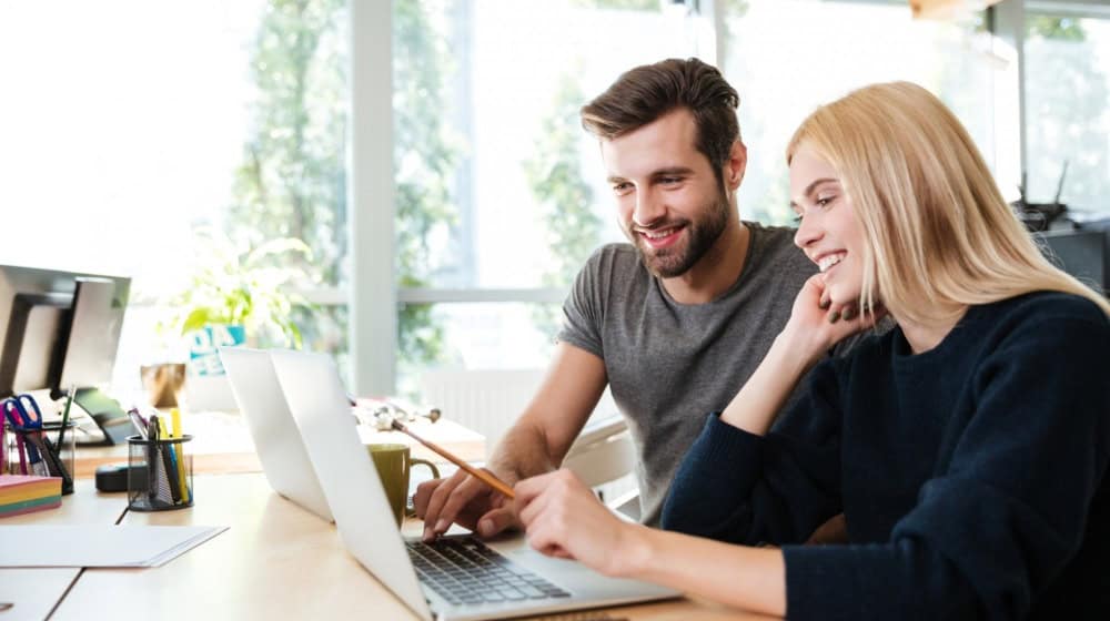 Gemeinsam zum Erfolg: Mit klaren Konzepten und datenschutzkonformen Prozessen stärken niedersächsische Unternehmen ihre digitale Präsenz. / Foto: drobotdean auf freepik.com