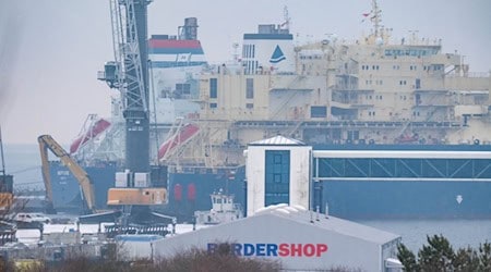 Das Rügener LNG-Terminal hat im Vergleich zu anderen deutschen Terminals zuletzt wieder am meisten Gas eingespeist.  / Foto: Stefan Sauer/dpa