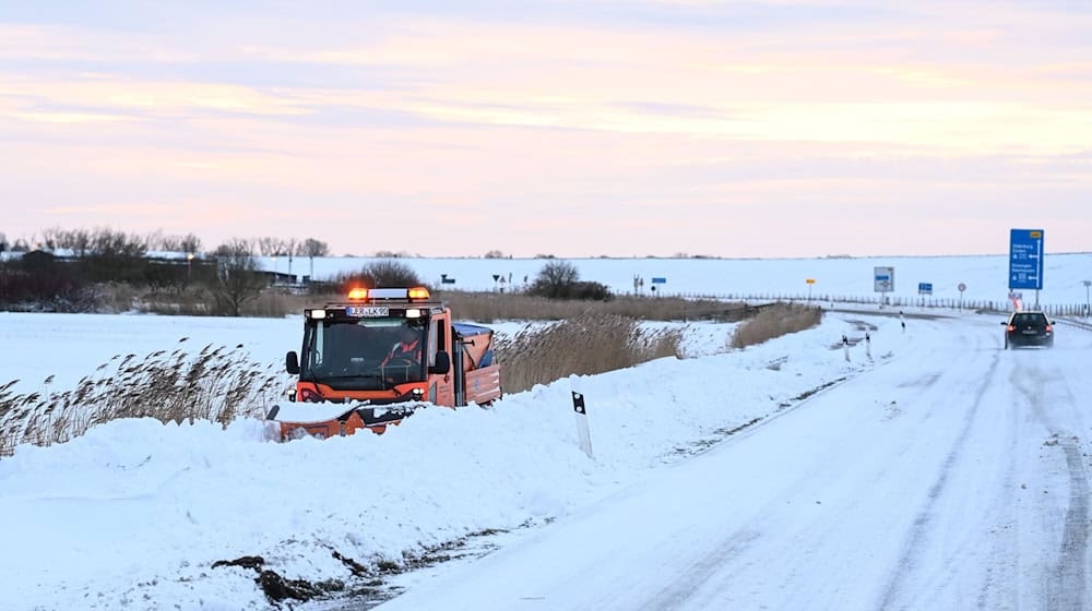 Schneeverwehungen haben in Wilhelmshaven und im Landkreis Friesland Straßen blockiert.  / Foto: Lars Penning/dpa