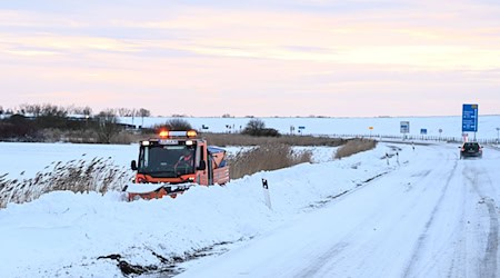 Schneeverwehungen haben in Wilhelmshaven und im Landkreis Friesland Straßen blockiert.  / Foto: Lars Penning/dpa