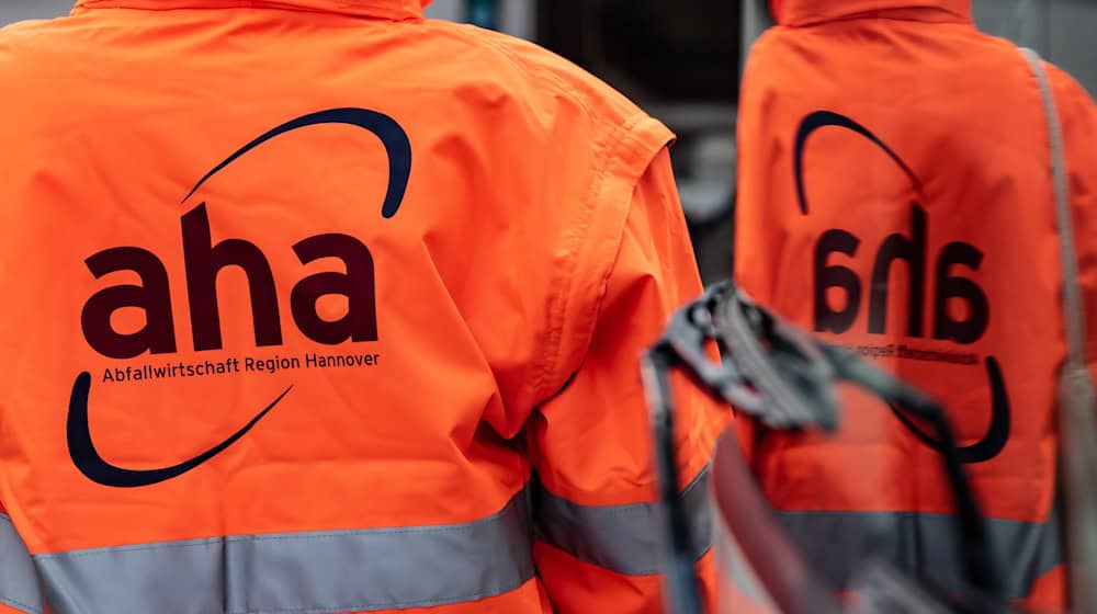 Wegen des Wintereinbruchs ändert sich die Abfallentsorgung in der Region Hannover. (Archivbild) / Foto: Swen Pförtner/dpa