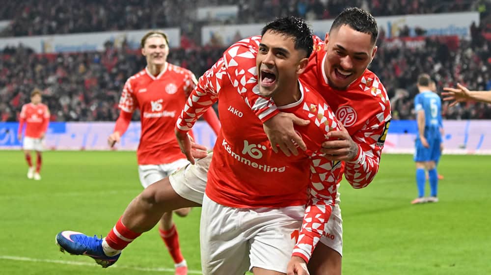 Gefeierter Mann bei Mainz: Nadiem Amiri (l.) / Foto: Torsten Silz/dpa