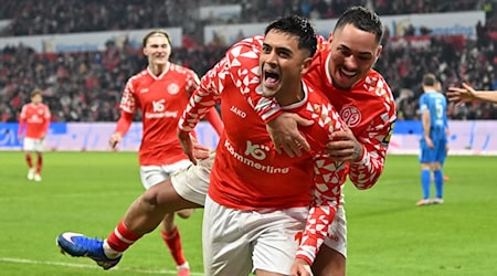 Gefeierter Mann bei Mainz: Nadiem Amiri (l.) / Foto: Torsten Silz/dpa