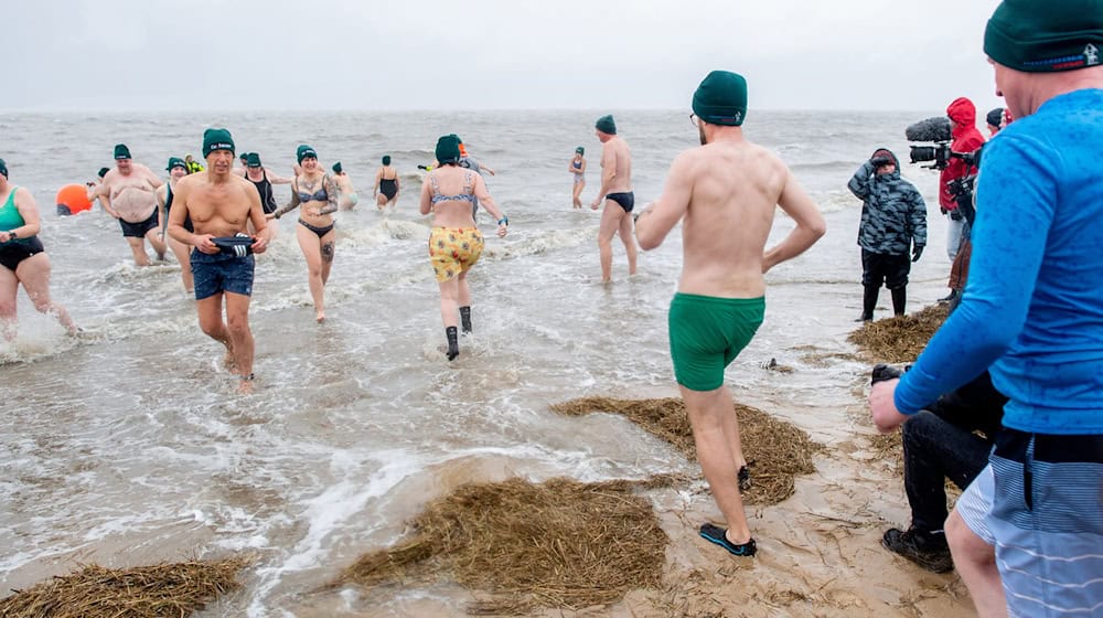 In Cuxhaven trauten sich an Neujahr Hunderte mutige Schwimmer in die Nordsee.  / Foto: Hauke-Christian Dittrich/dpa