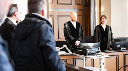 Der Angeklagte schweigt zu Prozessbeginn zu den Vorwürfen. / Foto: Sina Schuldt/dpa