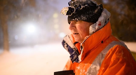 Götz Harbart, Anwohner in Laatzen bei Hannover, beim Schneeschippen: «Das wird ein langer Tag.» / Foto: Julian Stratenschulte/dpa