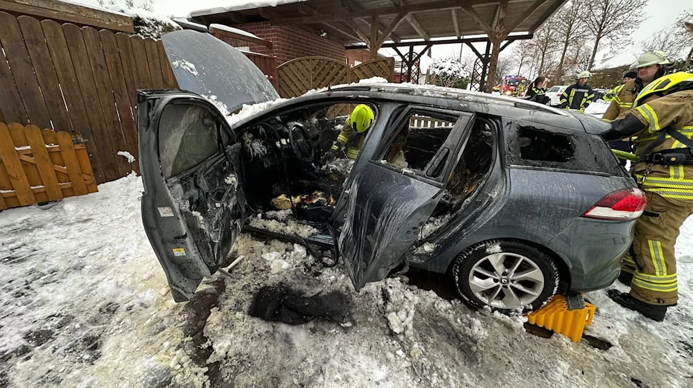 Mit Schnee und einem Feuerlöscher stoppten Anwohner einen Autobrand in Walsrode. / Foto: Michael Schlüter/Freiwillige Feuerwehr Honerdingen/dpa