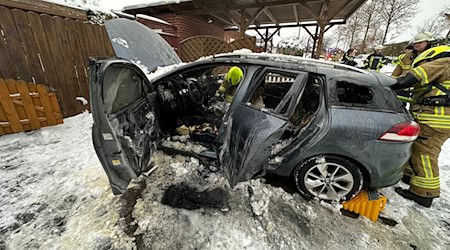Mit Schnee und einem Feuerlöscher stoppten Anwohner einen Autobrand in Walsrode. / Foto: Michael Schlüter/Freiwillige Feuerwehr Honerdingen/dpa